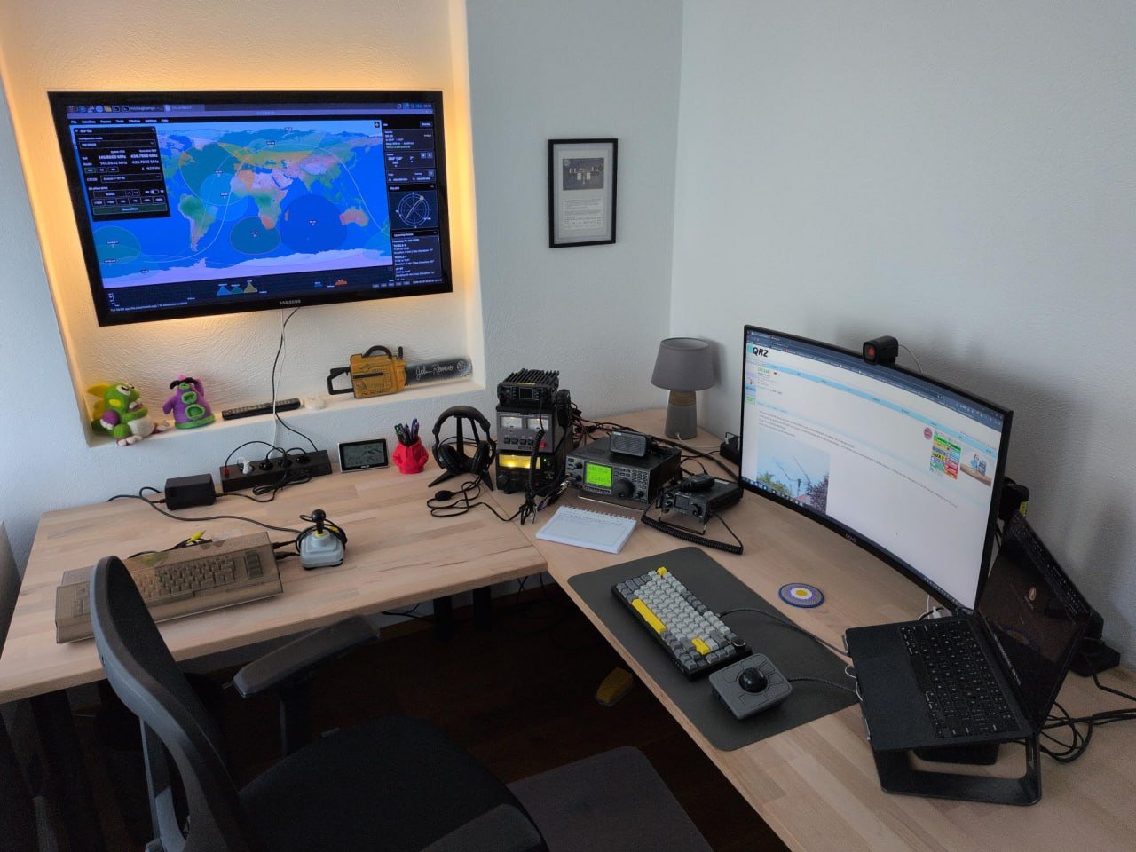 DK1MI shack with satellite tracking display